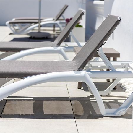 Apartamentos Toboso Plaza Nerja Esterno foto A sunlounger