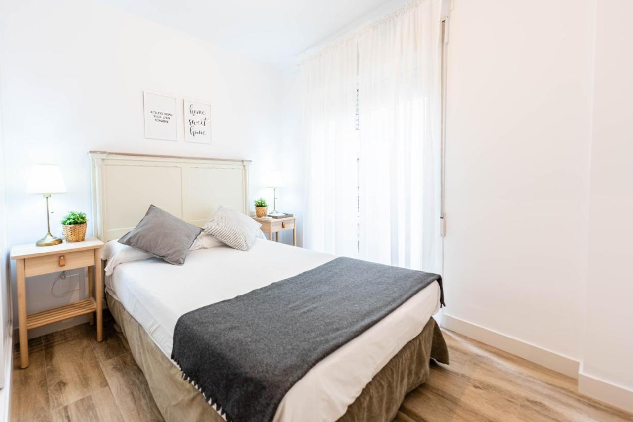 Apartamentos Toboso Plaza Nerja Esterno foto A bedroom