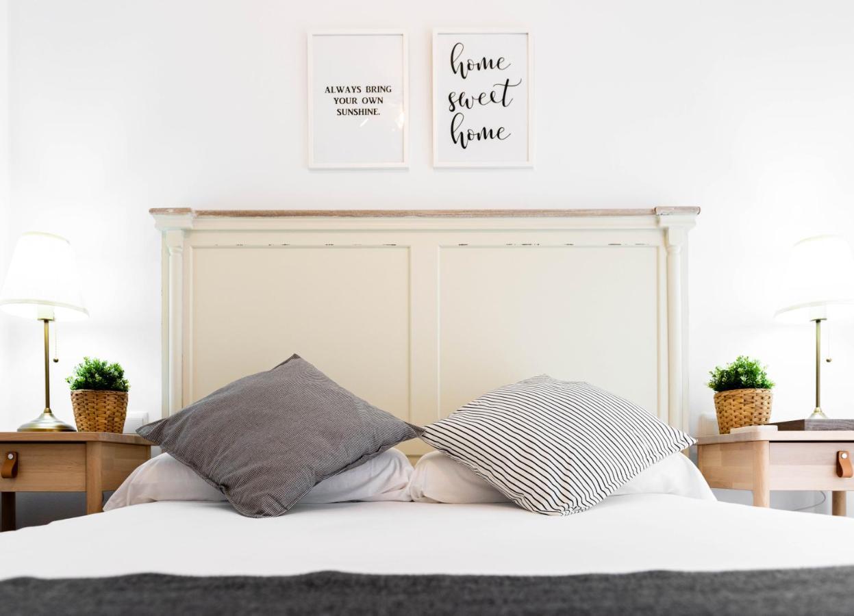 Apartamentos Toboso Plaza Nerja Esterno foto A bedroom with a bed and two bedside tables