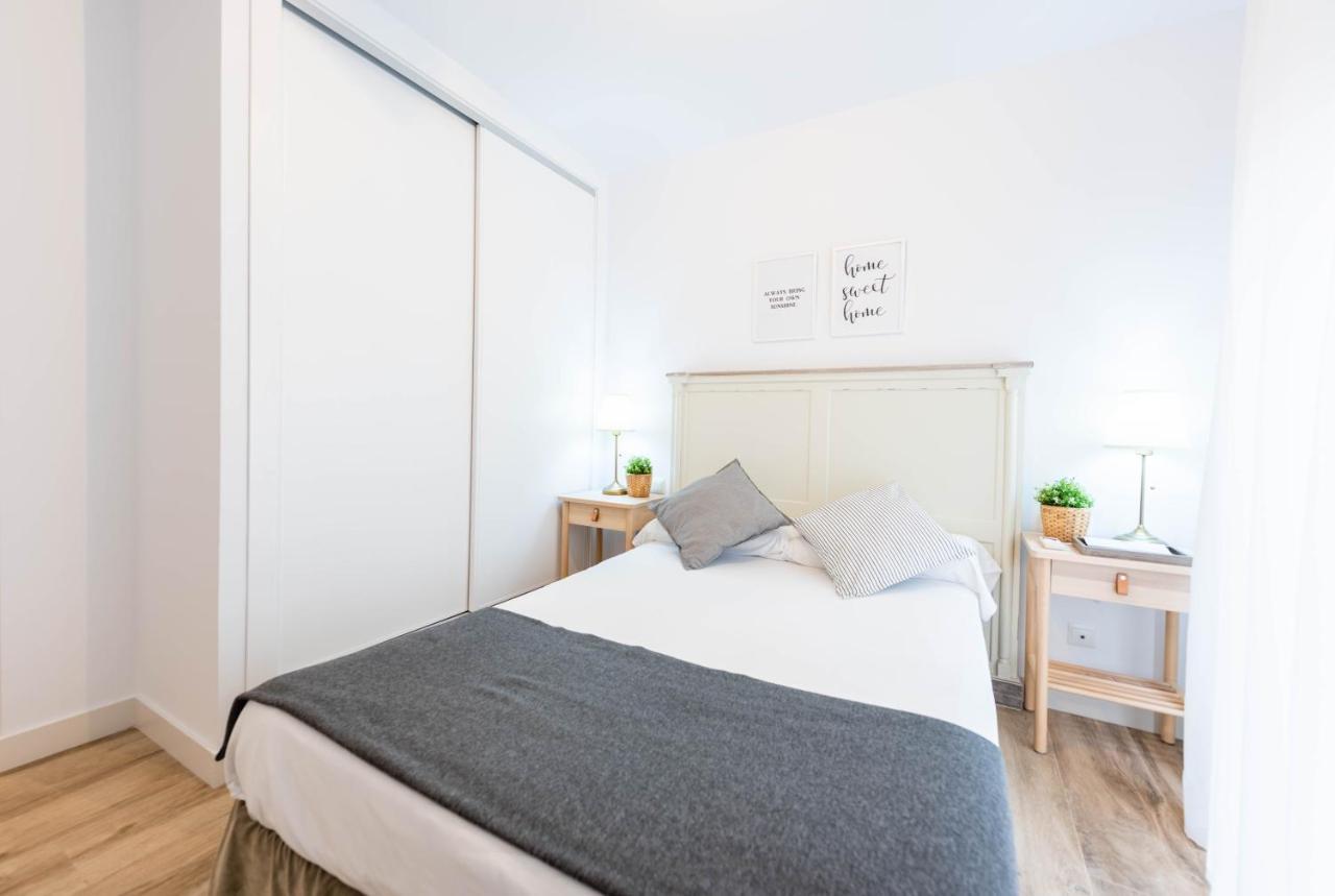 Apartamentos Toboso Plaza Nerja Esterno foto A bedroom with a sliding wardrobe