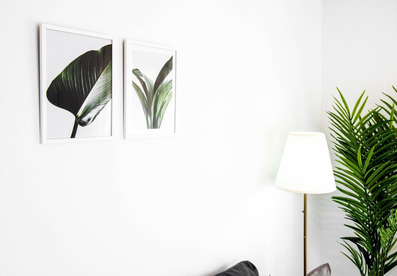 Apartamentos Toboso Plaza Nerja Esterno foto A white wall