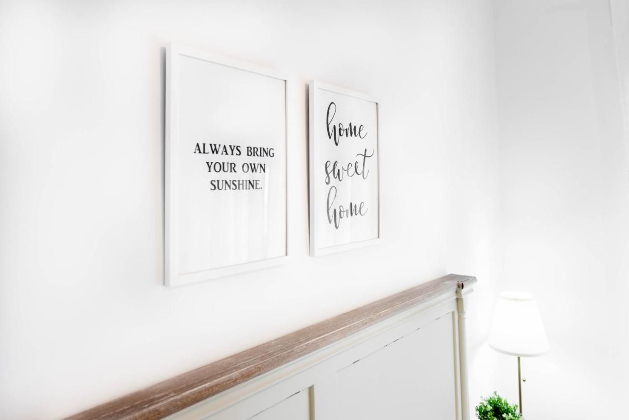 Apartamentos Toboso Plaza Nerja Esterno foto A wall decorated with two framed prints