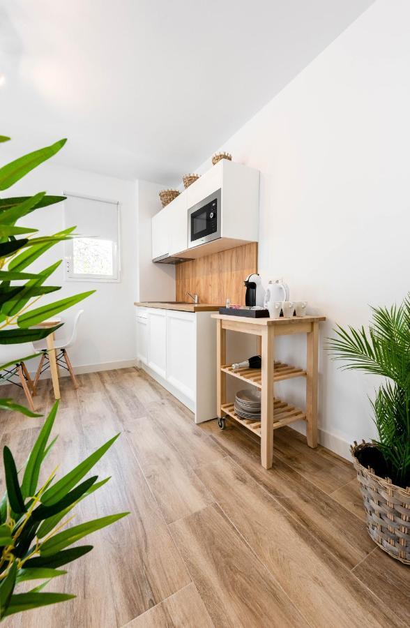 Apartamentos Toboso Plaza Nerja Esterno foto A small kitchen