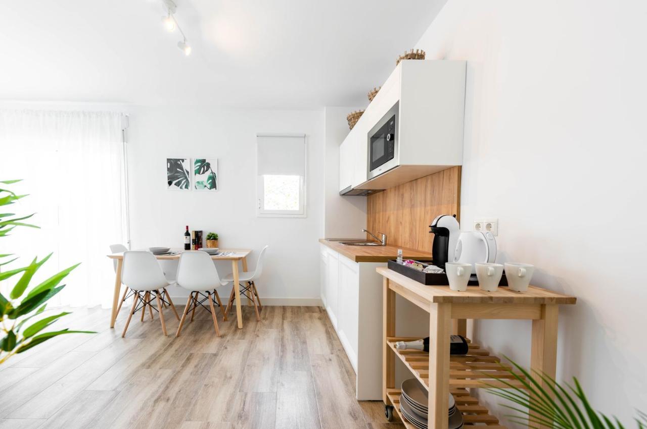 Apartamentos Toboso Plaza Nerja Esterno foto A modern kitchen