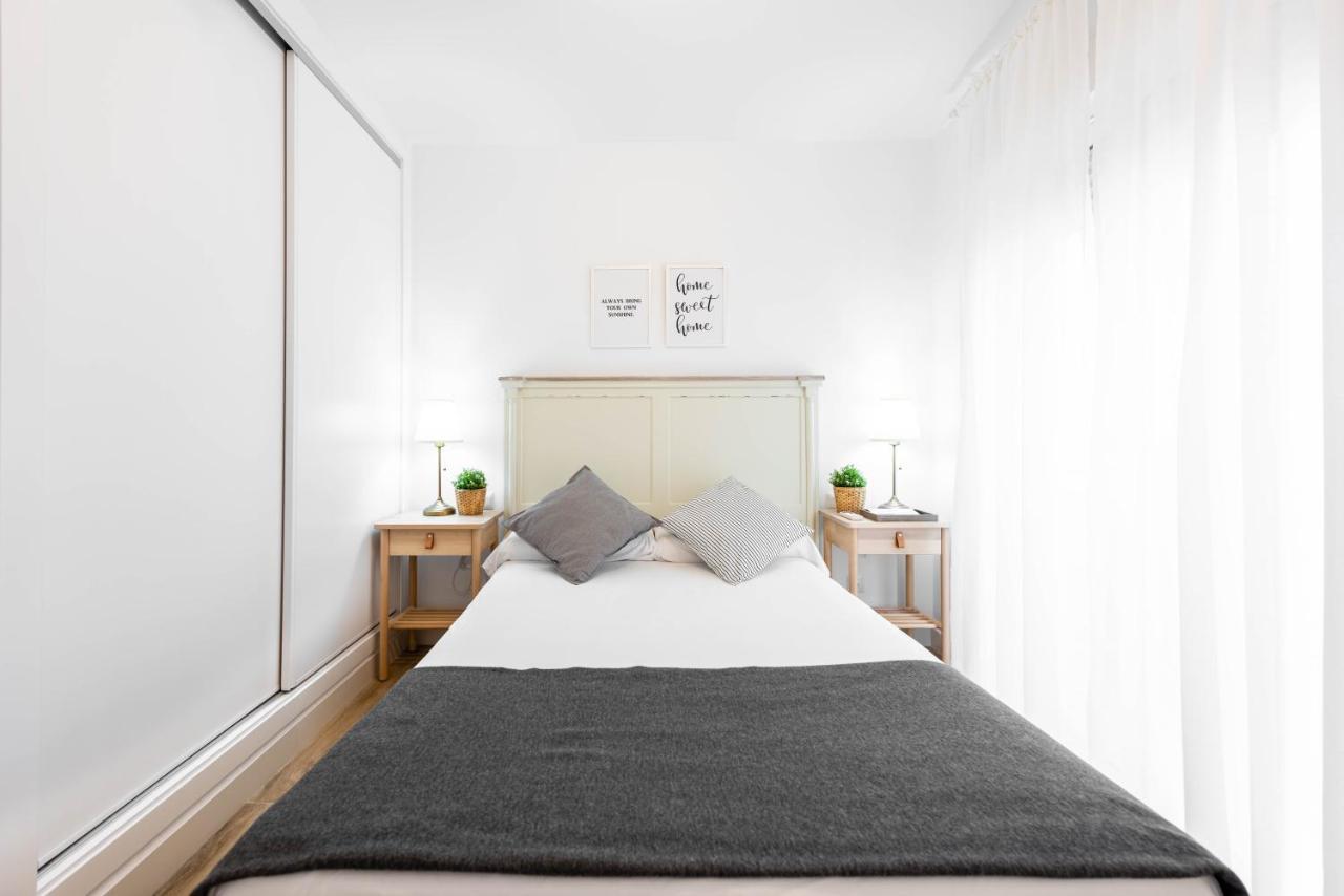 Apartamentos Toboso Plaza Nerja Esterno foto A bedroom