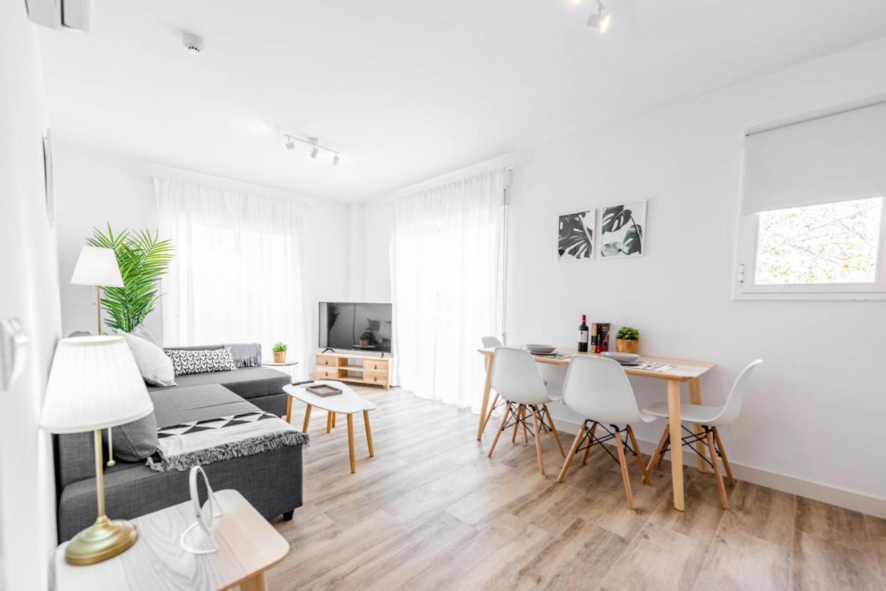 Apartamentos Toboso Plaza Nerja Esterno foto A staged living room