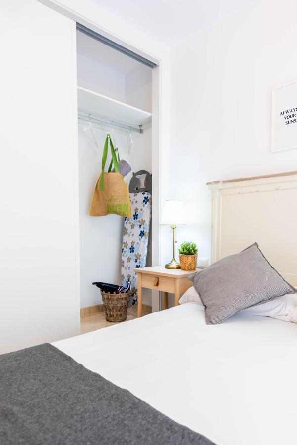 Apartamentos Toboso Plaza Nerja Esterno foto A room at the hotel
