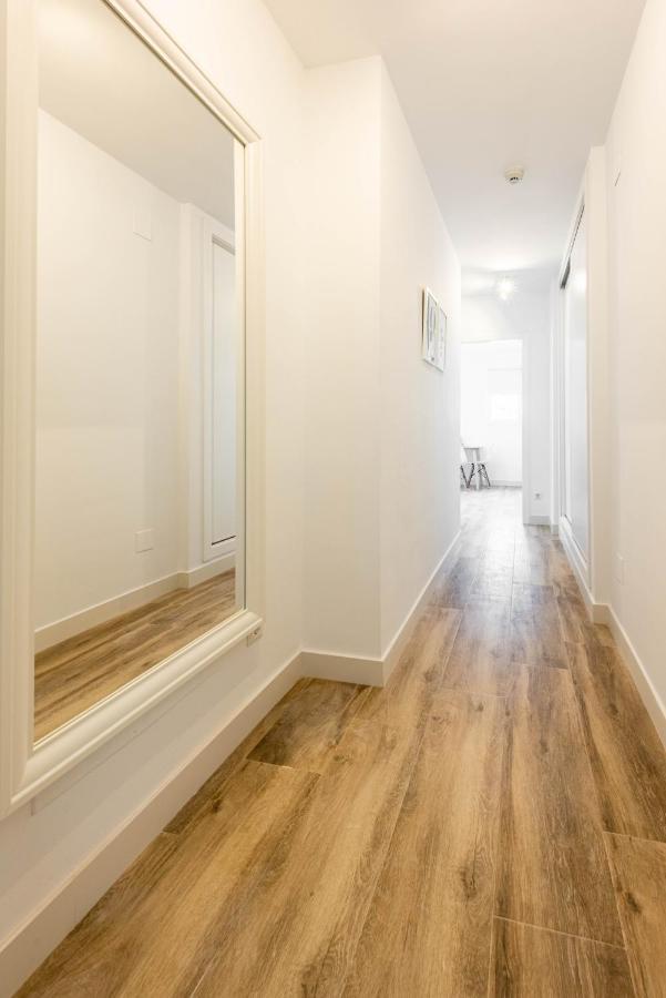 Apartamentos Toboso Plaza Nerja Esterno foto A hallway