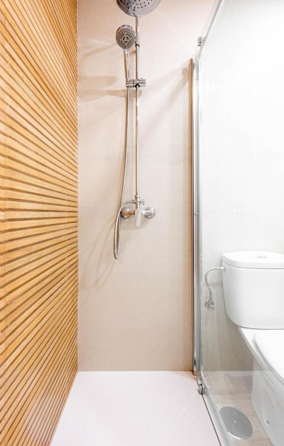 Apartamentos Toboso Plaza Nerja Esterno foto A shower in a caravan