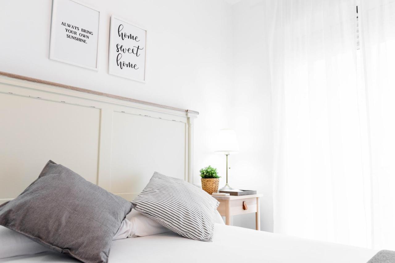 Apartamentos Toboso Plaza Nerja Esterno foto A bedroom