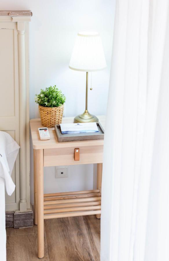 Apartamentos Toboso Plaza Nerja Esterno foto A bedside table