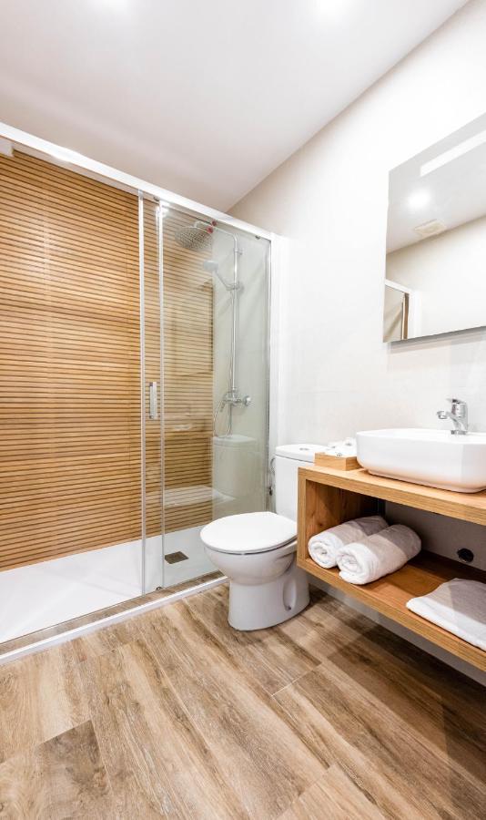 Apartamentos Toboso Plaza Nerja Esterno foto A shower cubicle