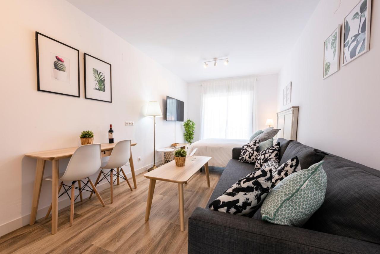 Apartamentos Toboso Plaza Nerja Esterno foto A staged living room