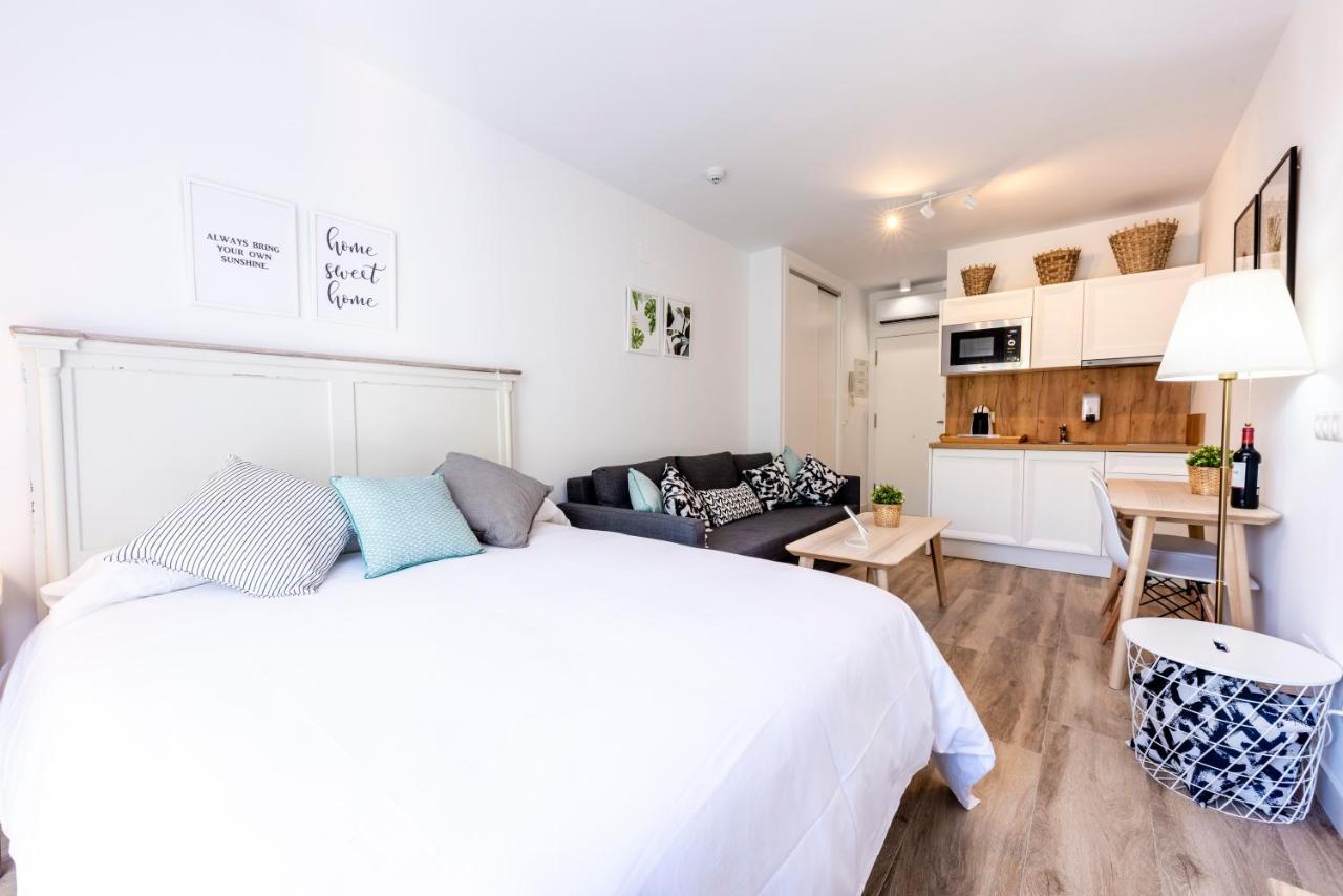 Apartamentos Toboso Plaza Nerja Esterno foto A studio apartment
