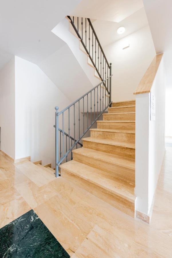 Apartamentos Toboso Plaza Nerja Esterno foto A handrail