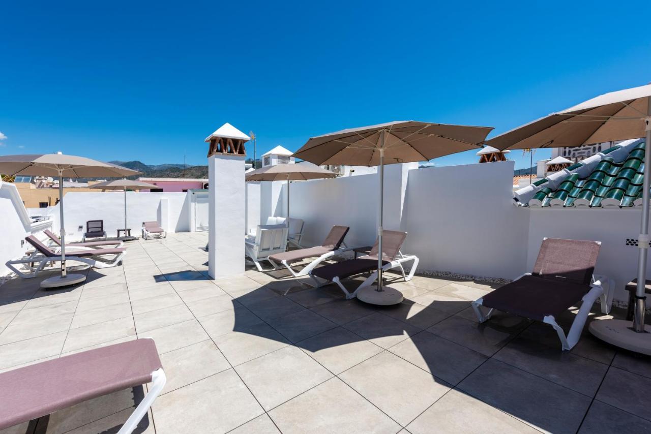 Apartamentos Toboso Plaza Nerja Esterno foto Rooftop pool at the Hotel