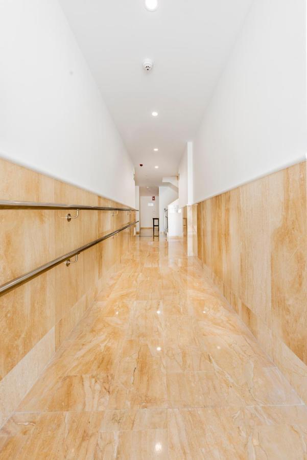 Apartamentos Toboso Plaza Nerja Esterno foto Interior of the building