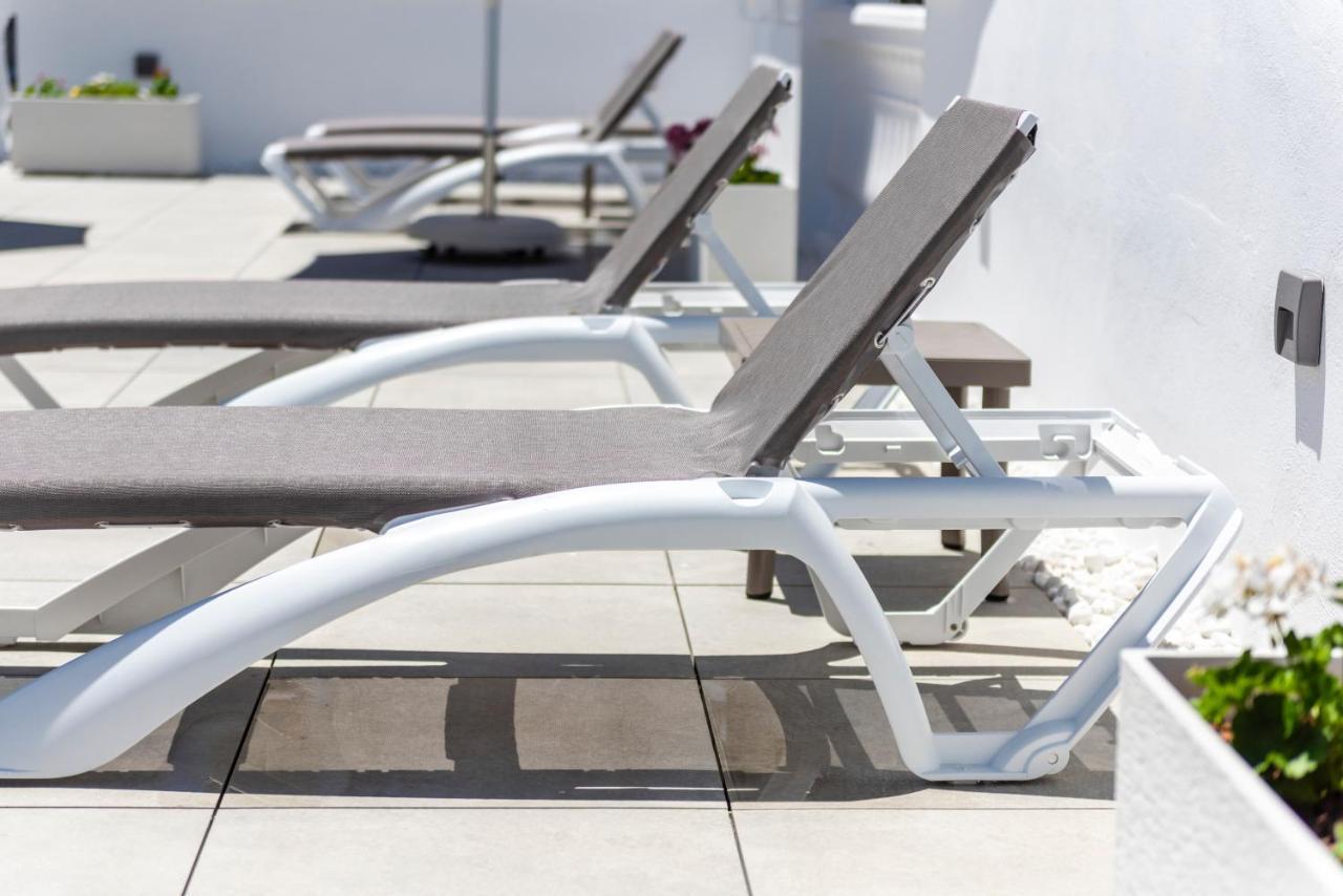 Apartamentos Toboso Plaza Nerja Esterno foto A sunlounger