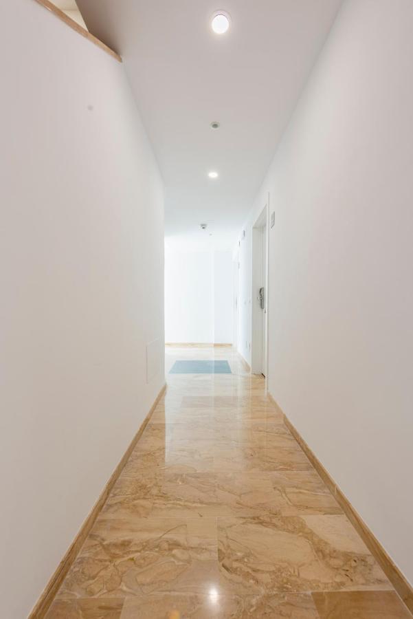 Apartamentos Toboso Plaza Nerja Esterno foto A corridor