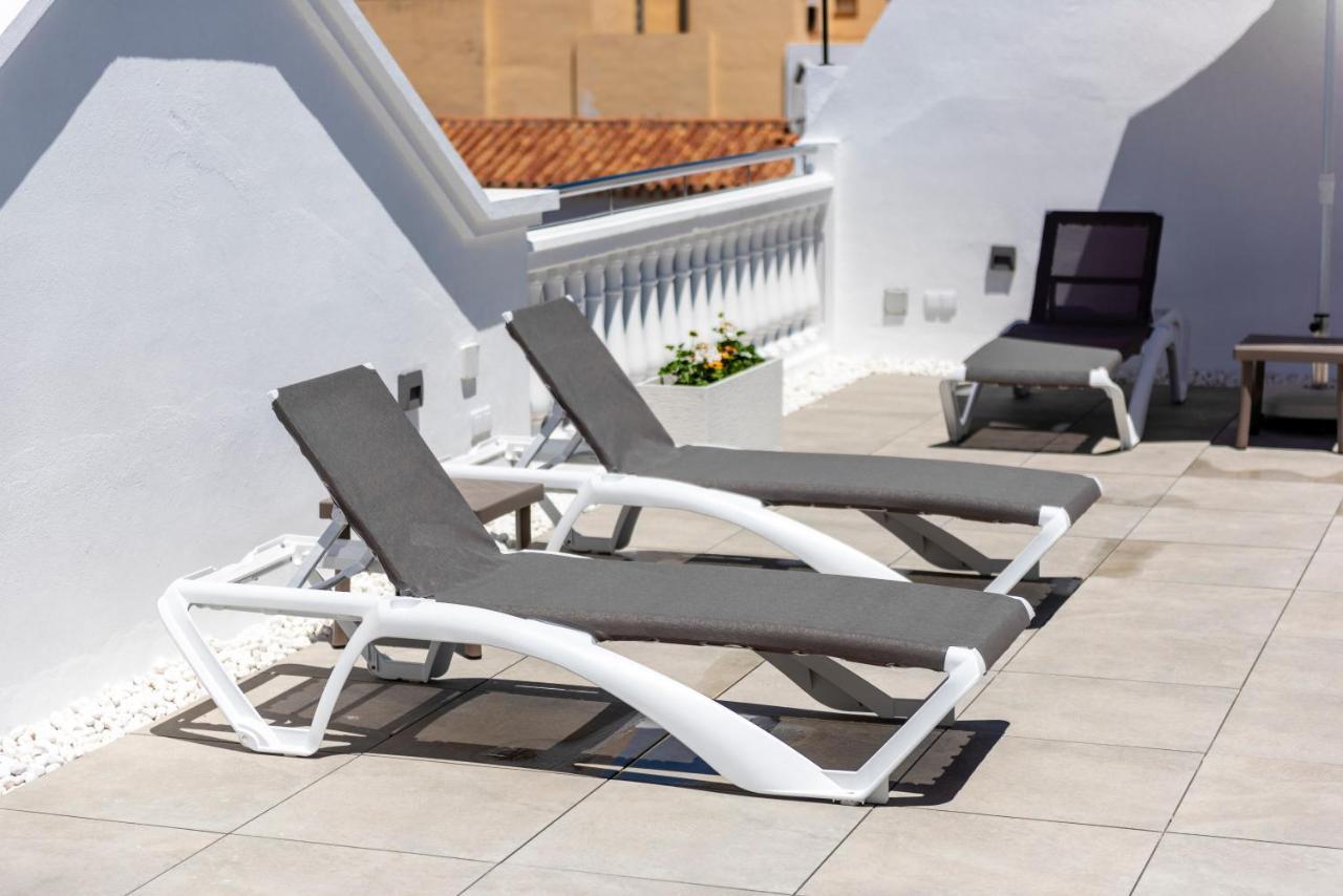 Apartamentos Toboso Plaza Nerja Esterno foto A pair of chaise longues